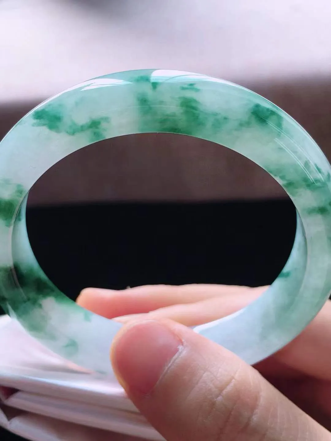 【翡翠名称】老种冰飘花52.8正圈口翡翠手镯
【翡翠尺寸】52.8*12*8mm适合51.8-54正圈口佩戴
【翡翠描述】缅甸天然翡翠A货，种老水足，玉质细腻，色泽靓丽，性价比高，佩戴效果好！