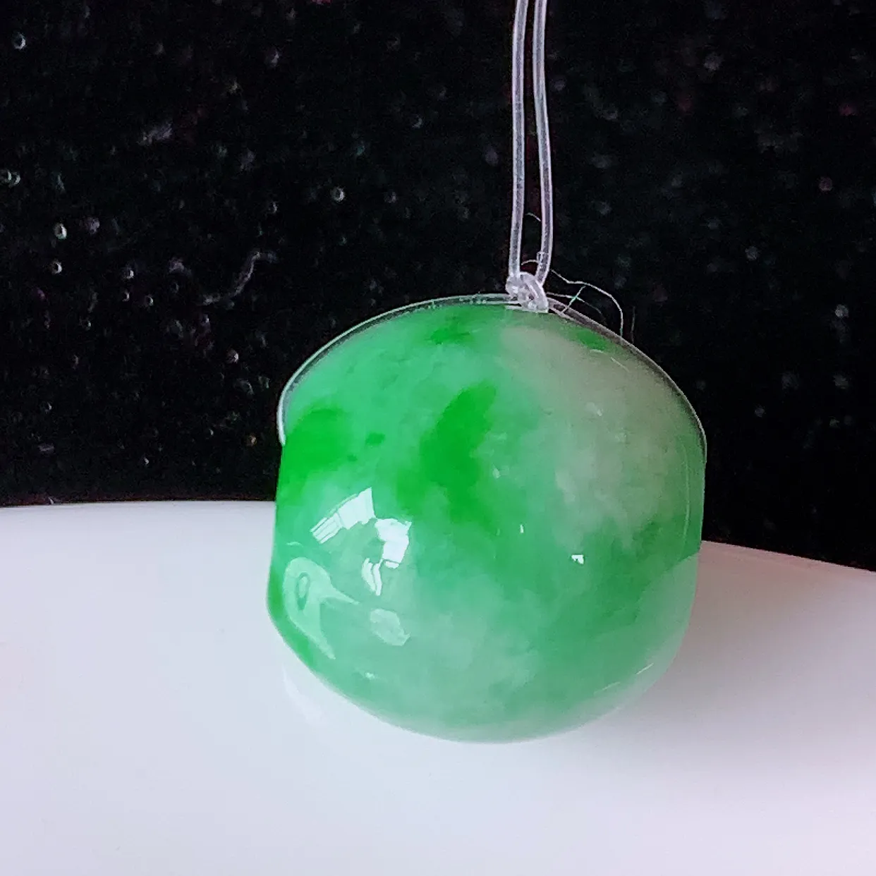 自然光实拍，冰润飘绿翡翠路路通吊坠，寓意时来运转、财源滚滚，款式新颖时尚，日常百搭的款！配图银链#49.11