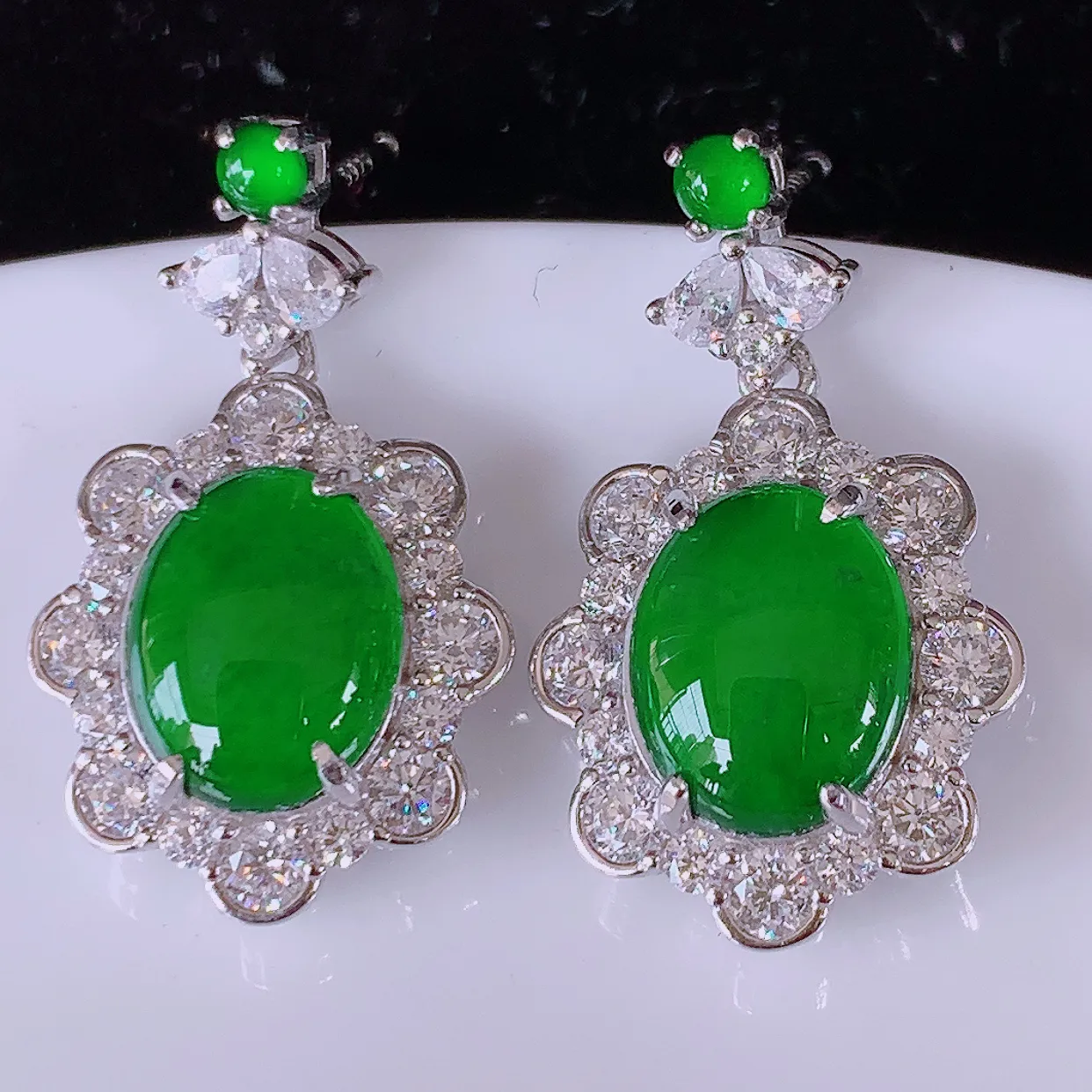 冰透满绿翡翠925银镶嵌耳坠，自然光实拍，翠色灵动，颜色漂亮，种老水足，品相佳，佩戴佳品！#97.1