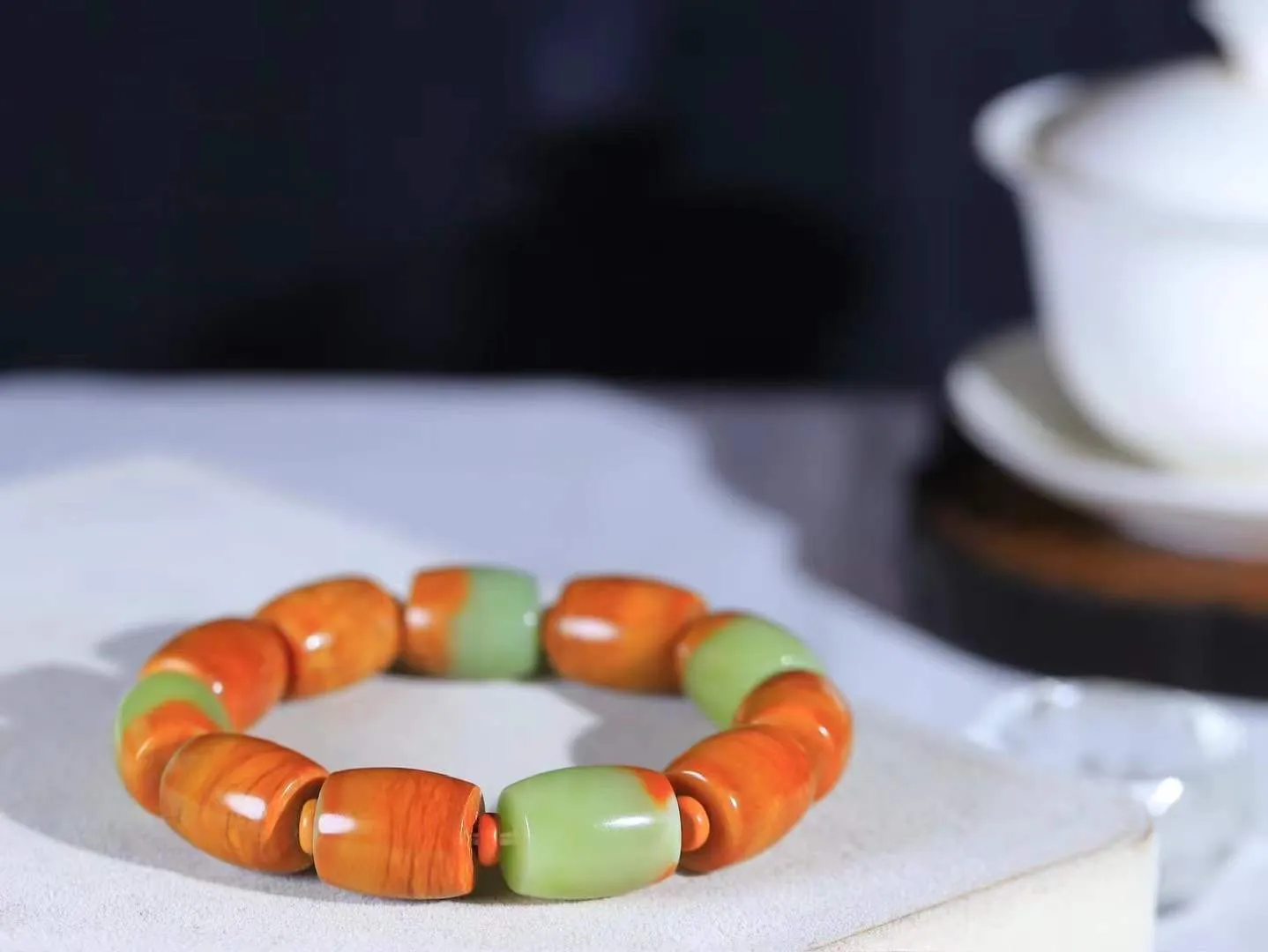 （路路通.手串）

新疆和田玉手串 玉质细糯出油，成色均匀，品相好…
做工圆滑饱满大气。如清风拂