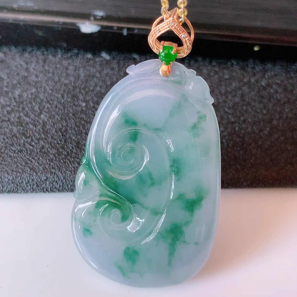 自然光实拍，18k金镶嵌冰紫罗兰飘花翡翠如意吊坠，寓意顺心如意，事事如意，吉祥如意，细腻饱满，色泽鲜