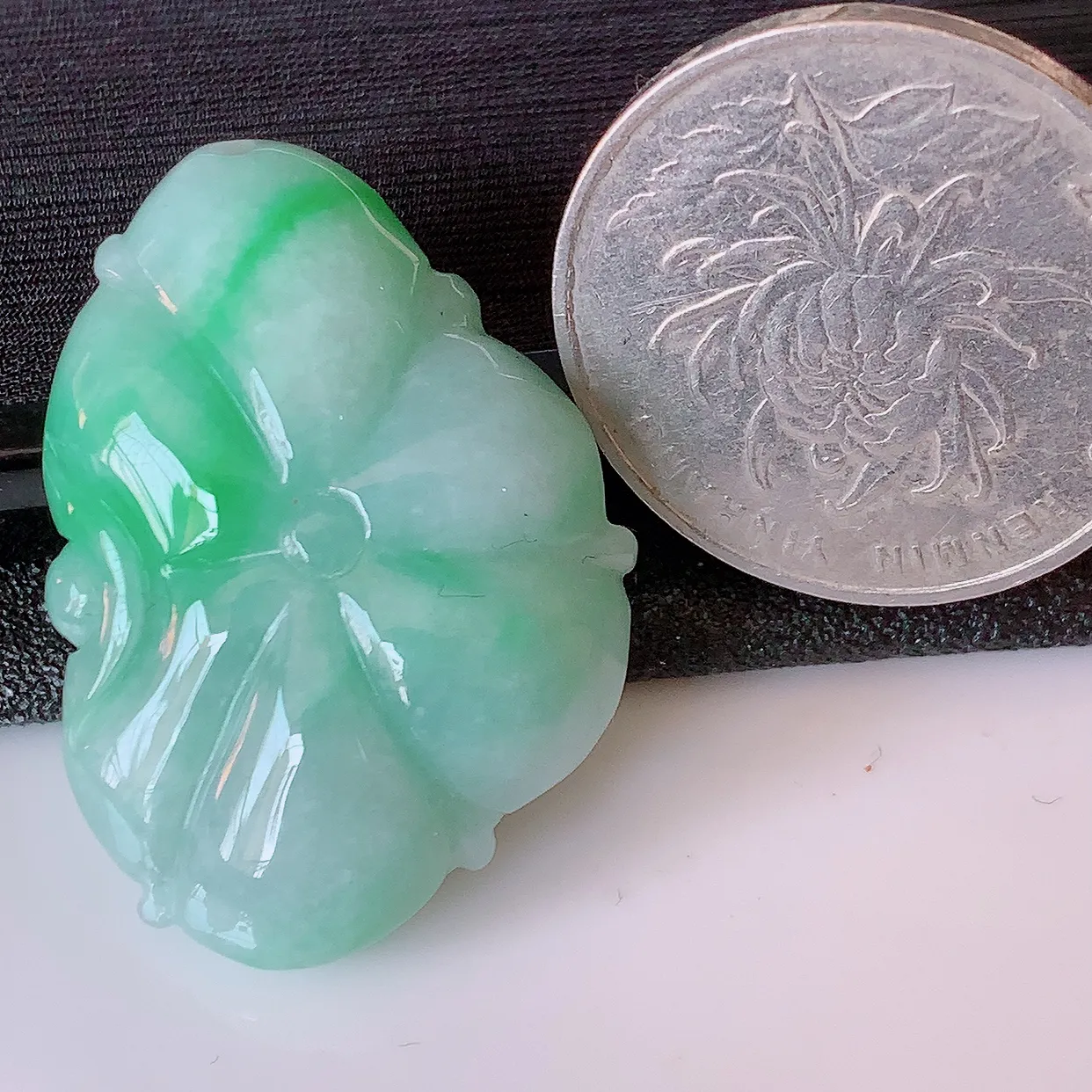 自然光实拍，冰润飘绿翡翠荷叶鱼、和和美美玉坠，财源广进，自然隐逸、荷本是素不着尘之物，有和美之寓意。#57.7