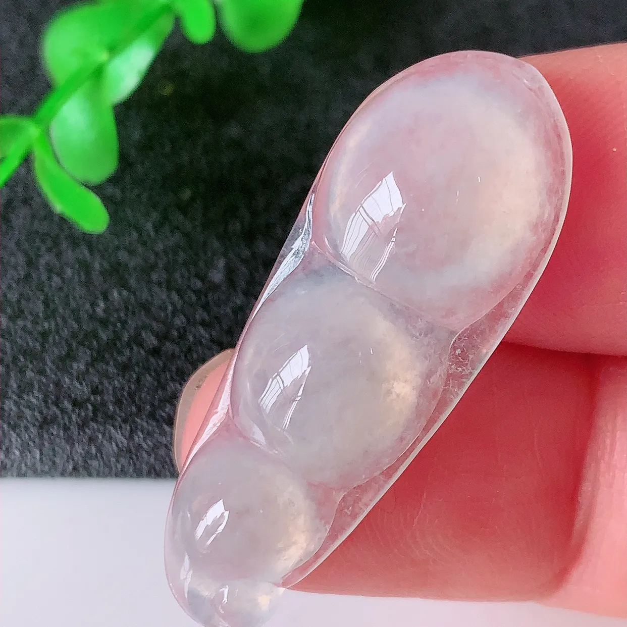 自然光实拍，冰种翡翠四季豆吊坠，平安豆福豆玉坠，冰润通透，豆粒饱满，寓意：豆蔻年华！#01.11