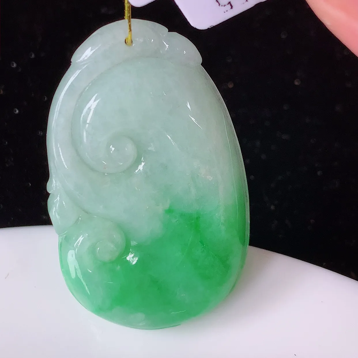 自然光实拍，冰润飘绿翡翠如意吊坠，翠色灵动，饱满，万事如意，如意一生，配戴精美！#35.11