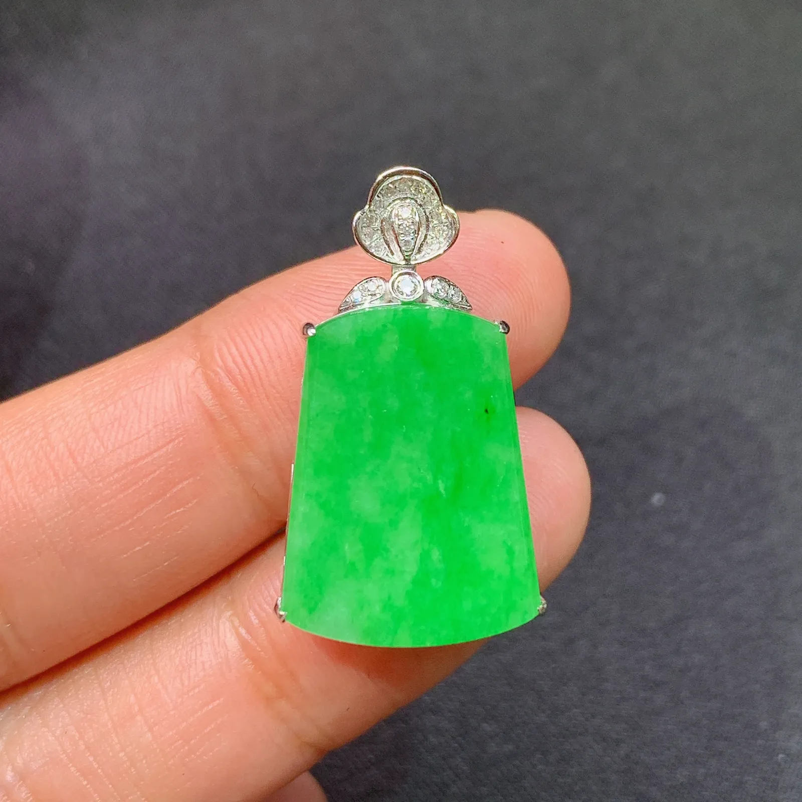 阳绿无事牌吊坠，18k金镶嵌，冰润色阳，种老水足 Fj尺寸27.9*16*6