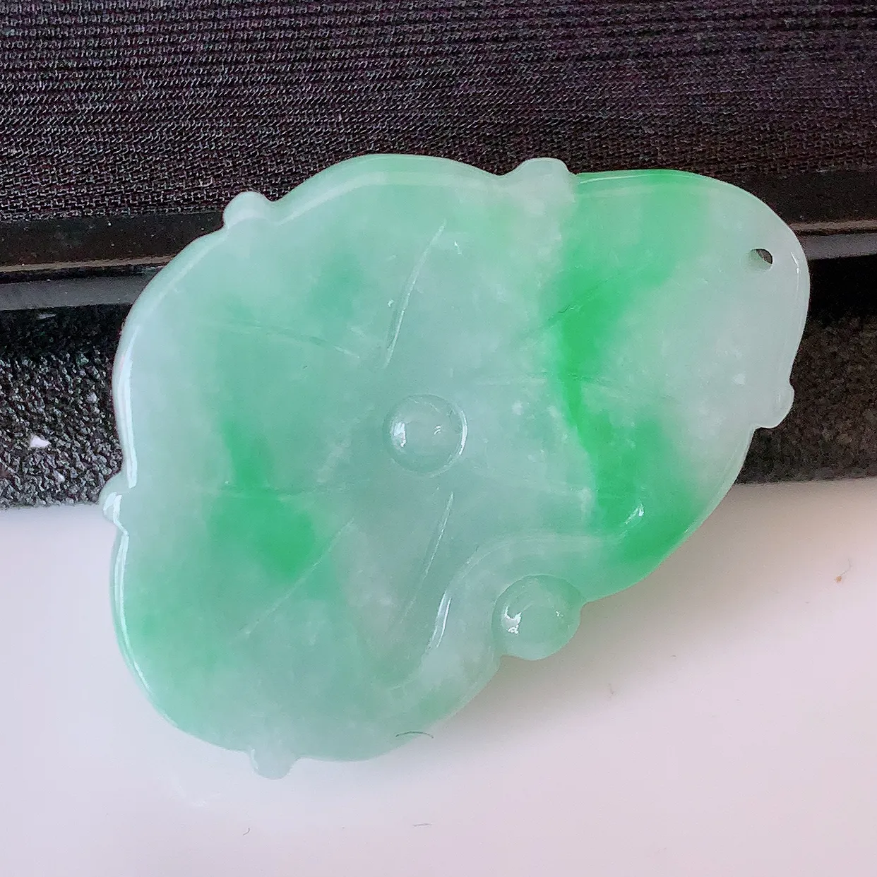 自然光实拍，冰润飘绿翡翠荷叶鱼、和和美美玉坠，财源广进，自然隐逸、荷本是素不着尘之物，有和美之寓意。#57.7