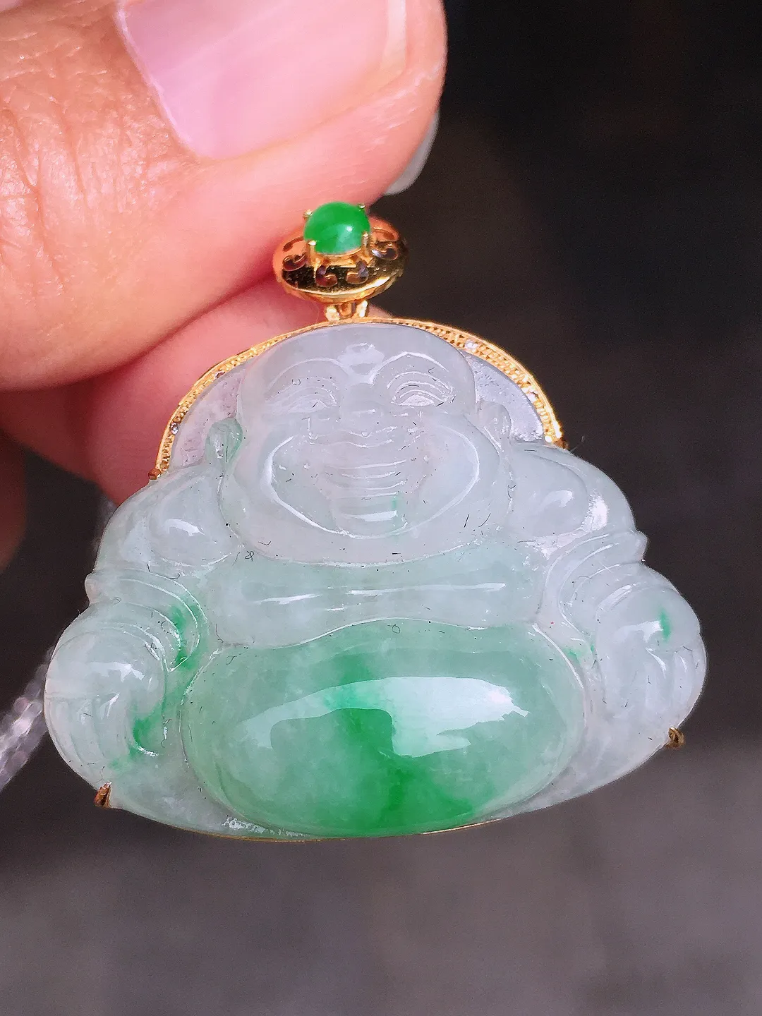 飘绿佛公吊坠，色泽艳丽，玉质细腻，荧光感超
强，饱满圆润，尽显优雅气质，18k
金豪华镶嵌