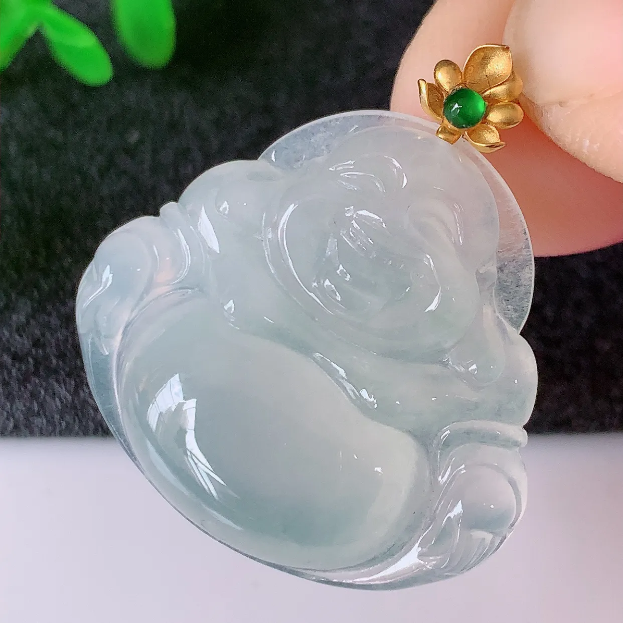 自然光实拍，18K金镶嵌冰种翡翠佛公吊坠，冰透饱满， 佛公亦保平安，寓意有福（佛公）相伴，品相佳，配戴优雅迷人！#12.11整体30裸石26*24.2*5.2