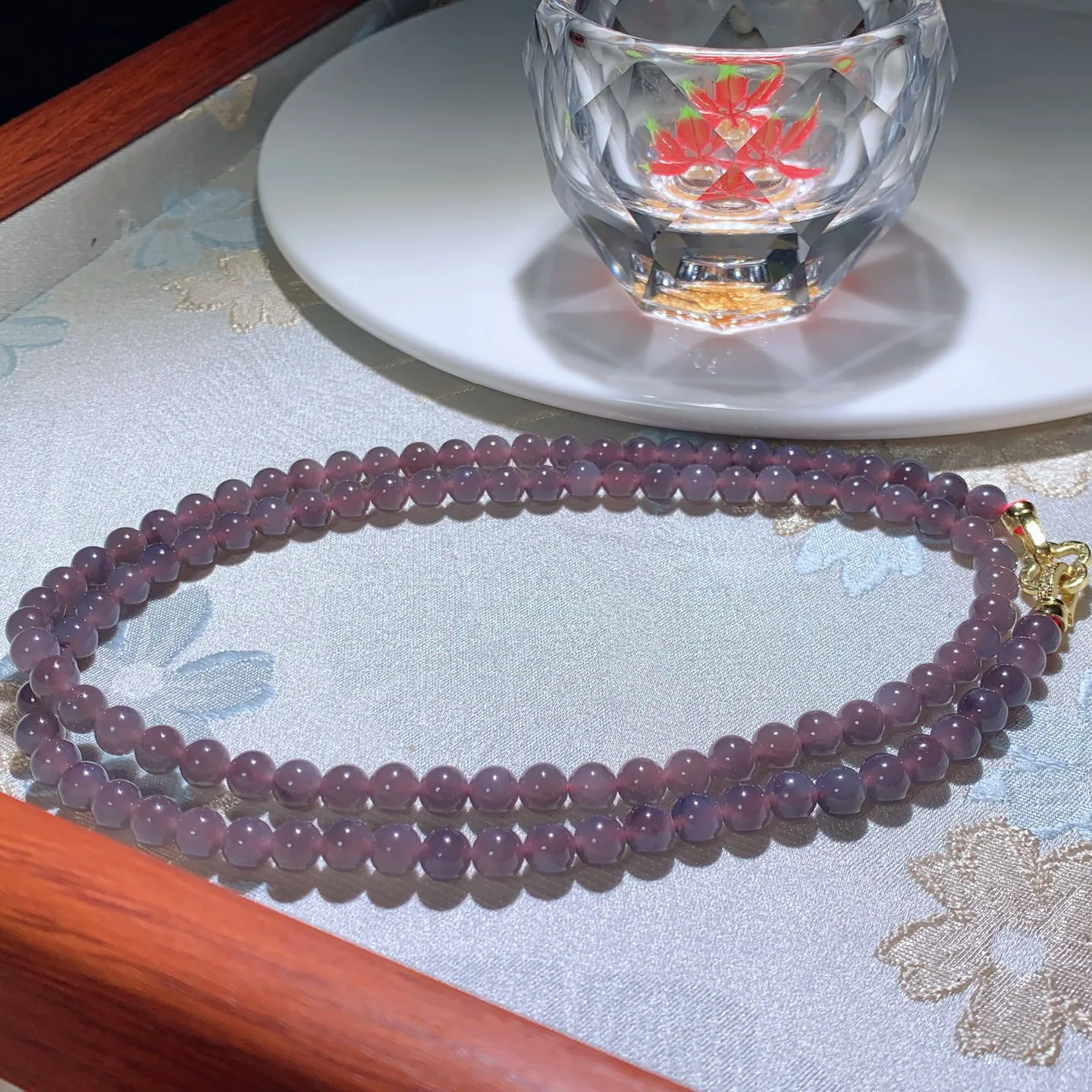 和田玉葡萄紫紫罗兰108佛珠项链。单颗尺寸6重33.5克。玉质细腻油润。手推出油。佩戴高端典雅。lt251210