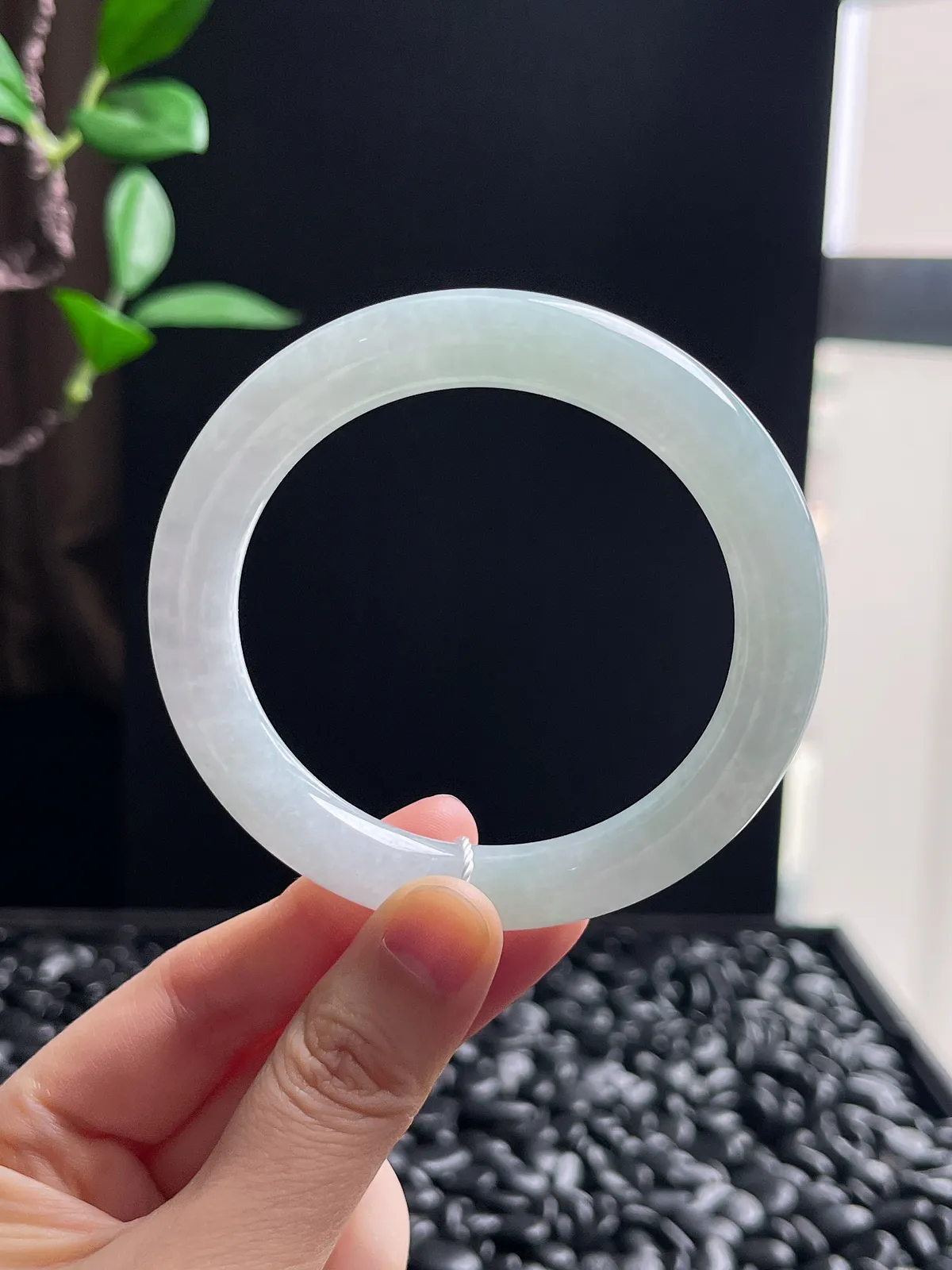 圆镯56圈口，翡翠冰糯种浅绿色手镯