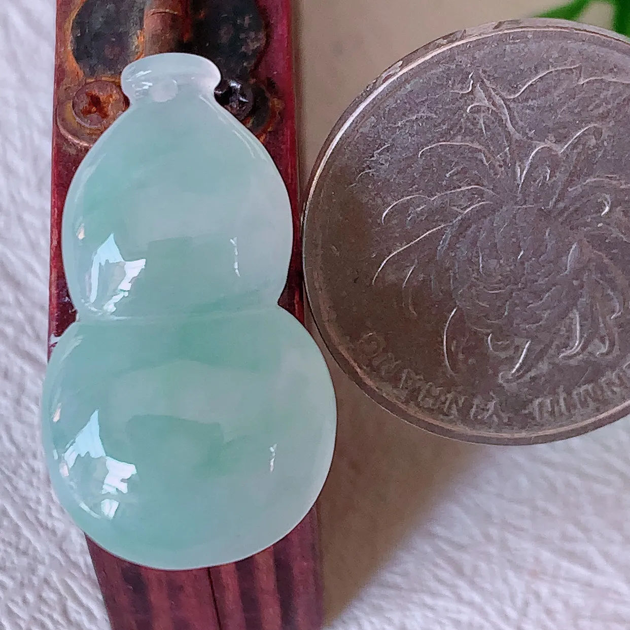 自然光实拍，冰种翡翠葫芦吊坠，葫芦寓意福禄双全，财源滚滚，饱满，清新脱俗，佩戴效果优雅迷人！#57.7