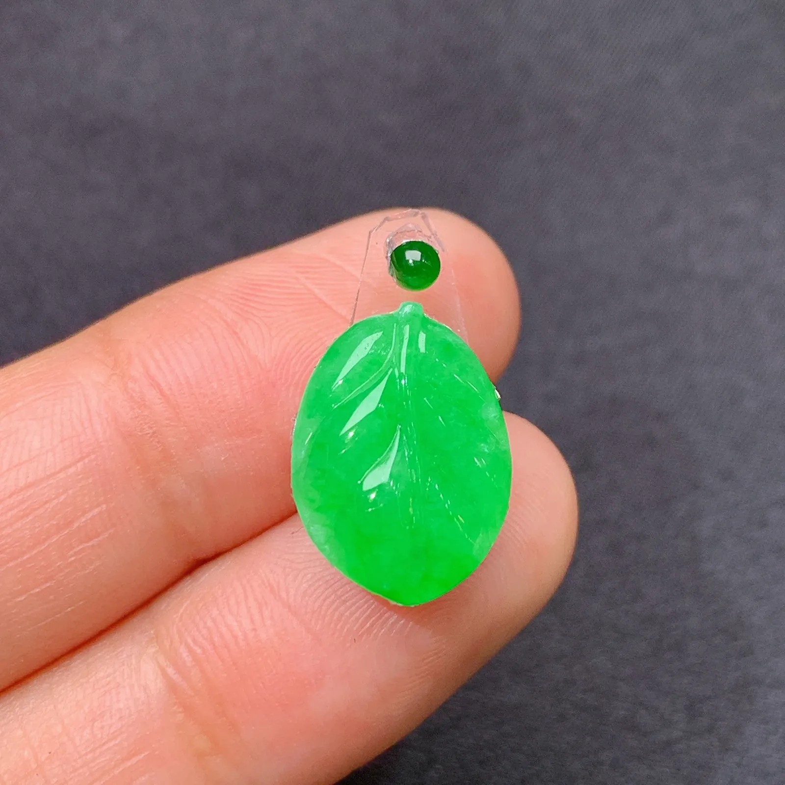 阳绿树叶，镶嵌佳品，冰润色阳，种水足 Dm 尺寸14.6*10.9*3.2