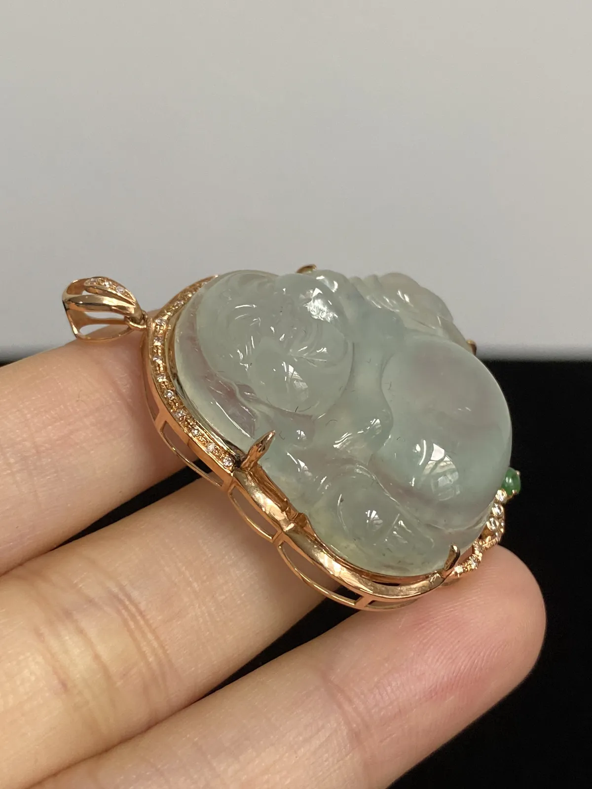 翡翠冰糯种浅绿色吊坠，伴钻石