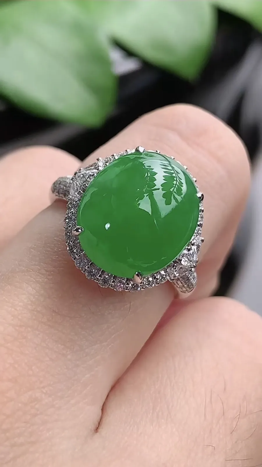 a货翡翠老坑种18K金伴钻镶嵌阳绿蛋面戒指 圈口17.4裸石尺寸12.8×11mm 重量5.16g 1206