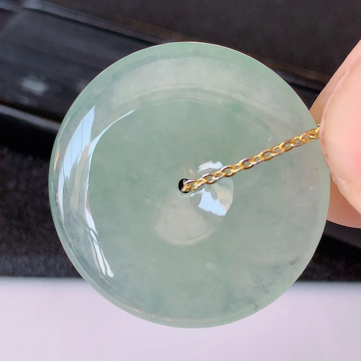 自然光实拍，冰种翡翠平安扣吊坠，翡翠平安扣，平安是福；冰透，很美的料子，平安扣佩戴优雅迷人！#57.