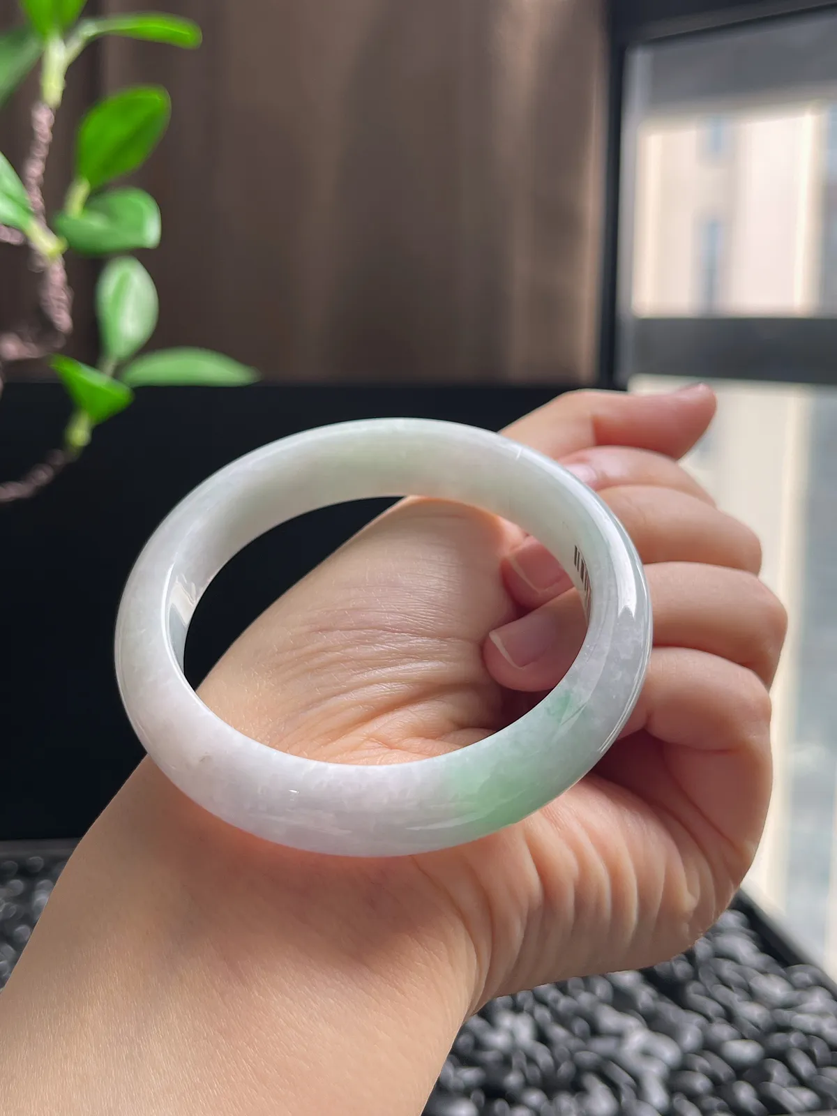 正圈55圈口，翡翠糯化种飘绿手镯