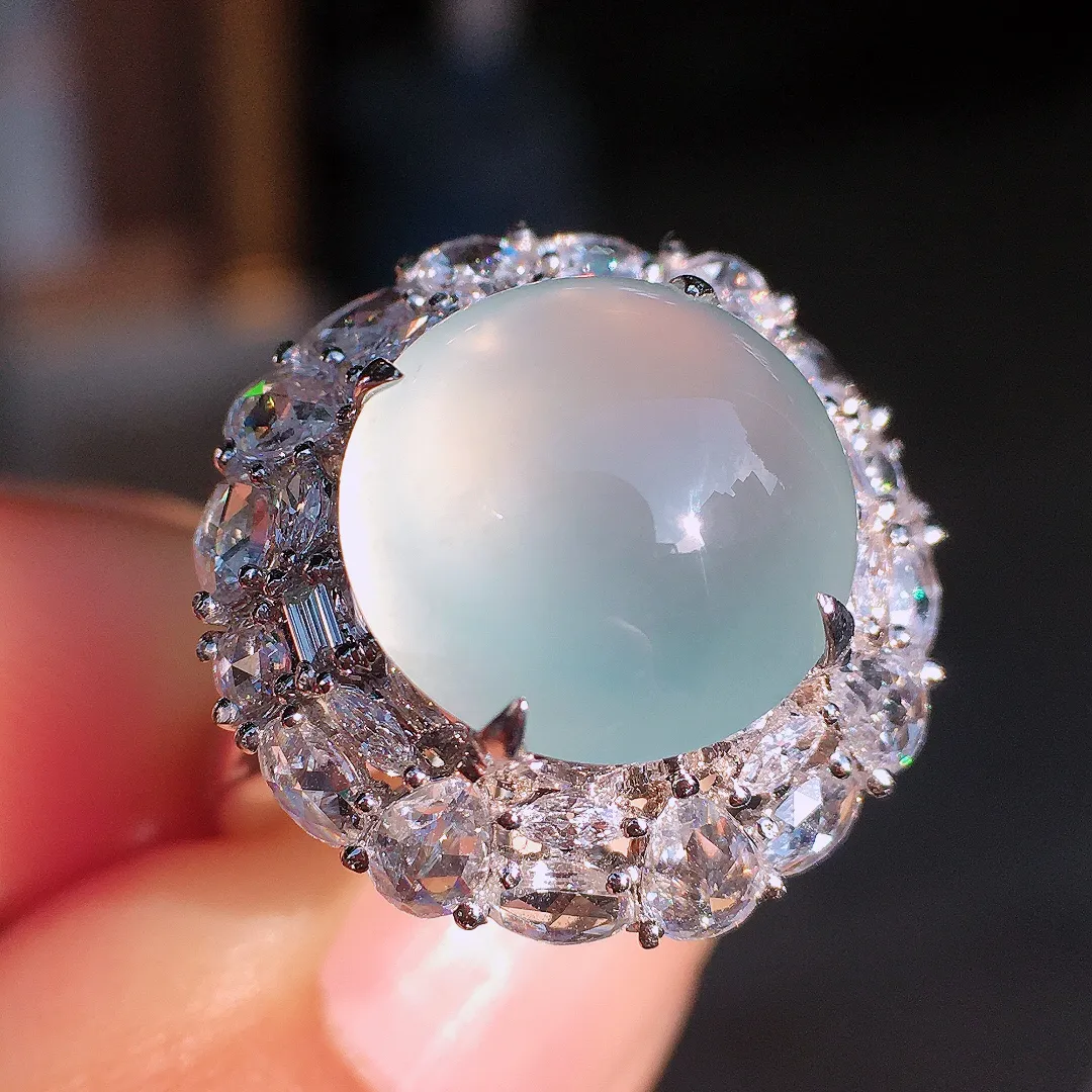 冰种蛋面戒指，玉质细腻，荧光感超
强，饱满圆润，尽显优雅气质，18k
金豪华镶嵌