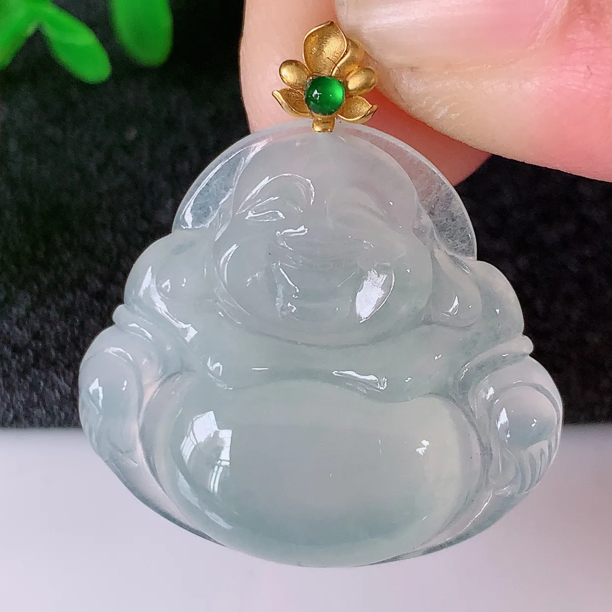 自然光实拍，18K金镶嵌冰种翡翠佛公吊坠，冰透饱满， 佛公亦保平安，寓意有福（佛公）相伴，品相佳，配戴优雅迷人！#12.11整体30裸石26*24.2*5.2