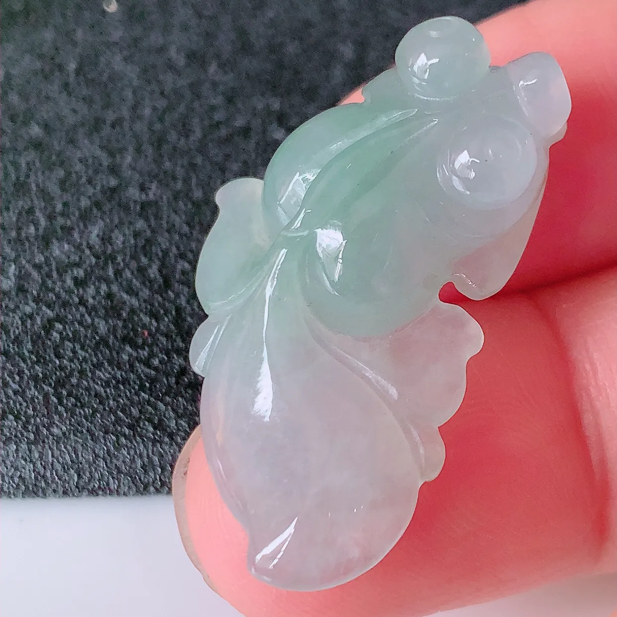 自然光实拍，冰种翡翠年年有余，自由自在玉吊坠，寓意财源广进，雕工婉约，栩栩如生，佩戴优雅迷人！#32.11