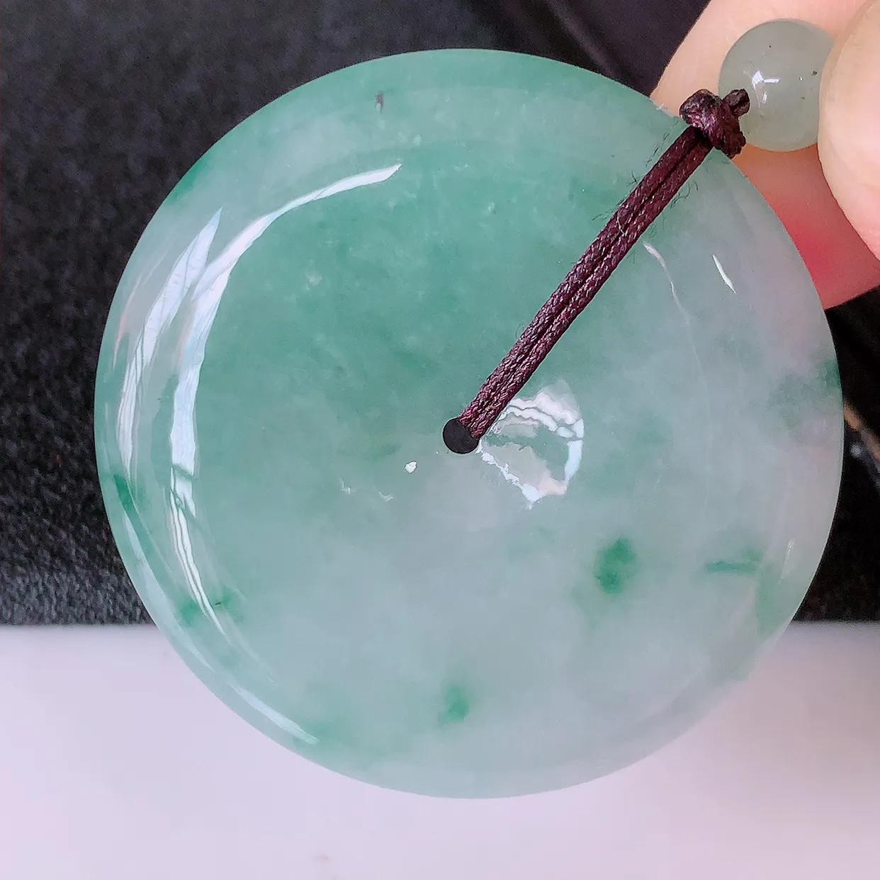 自然光实拍，冰润飘绿翡翠平安扣吊坠，形体饱满圆润，平安扣肥嘟嘟的，平平安安，平安扣种水很好，配戴精美！#05.11