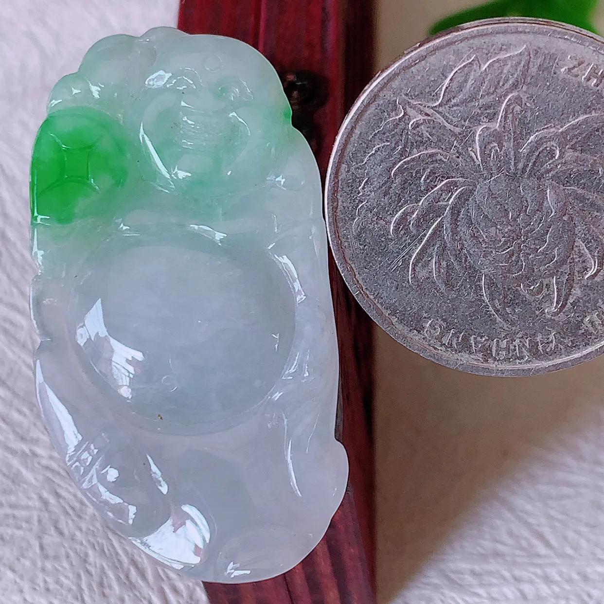 自然光实拍，冰胶飘绿翡翠逍遥布袋佛吊坠，代代有钱，水足丰盈，盈满欢喜，配戴送礼佳品！#02.7