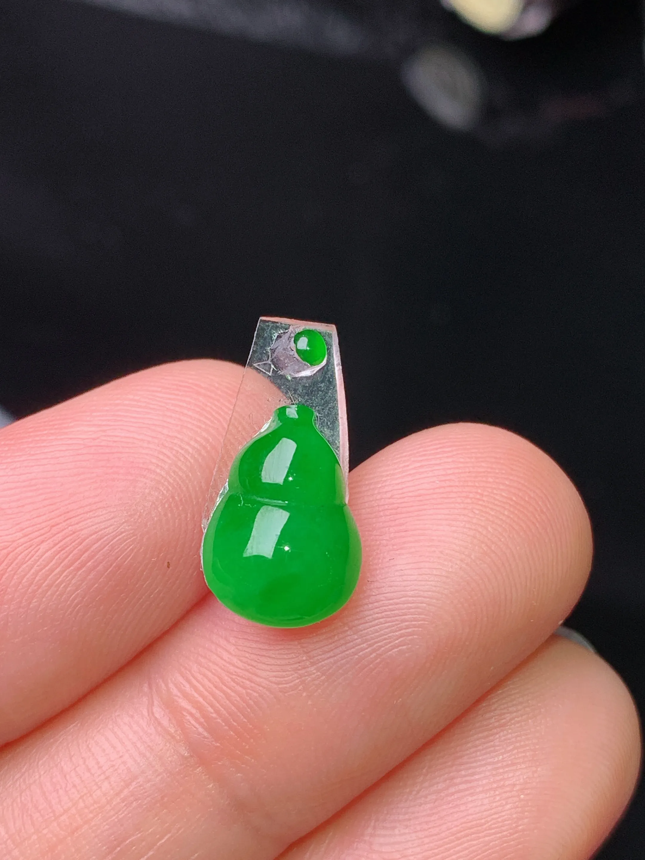 镶嵌款 满绿葫芦吊坠 玉质细腻 水润亮眼 色泽艳丽 整体尺寸11.2*8*3