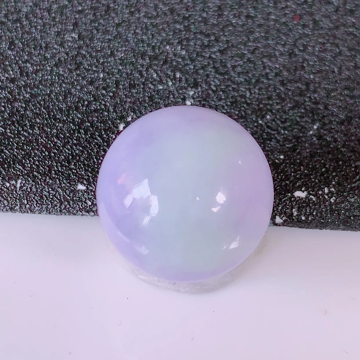 自然光实拍，大颗紫罗兰翡翠圆珠，转运珠吊坠，寓意“时来运转，财源滚滚” 寓意佳，荧光灼灼，转运珠佩戴时尚优雅！#05.11尺寸16.8