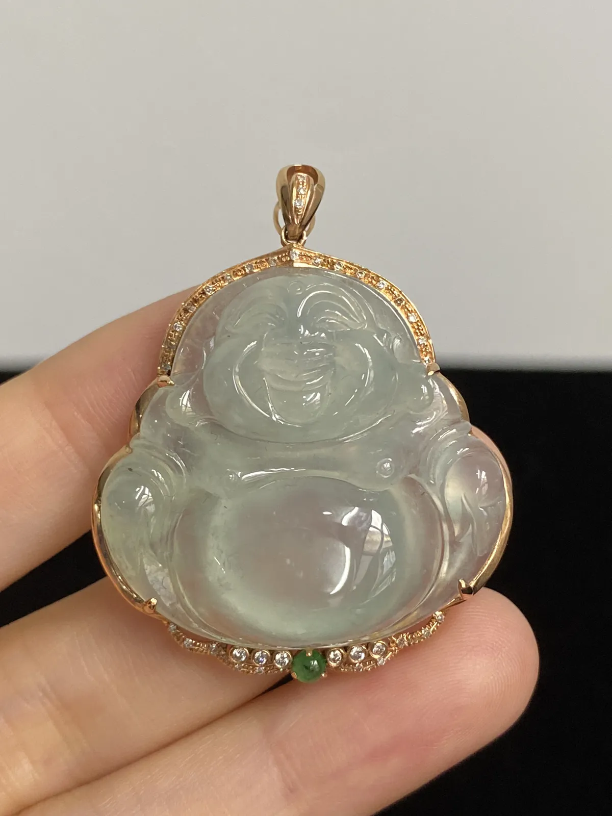 翡翠冰糯种浅绿色吊坠，伴钻石