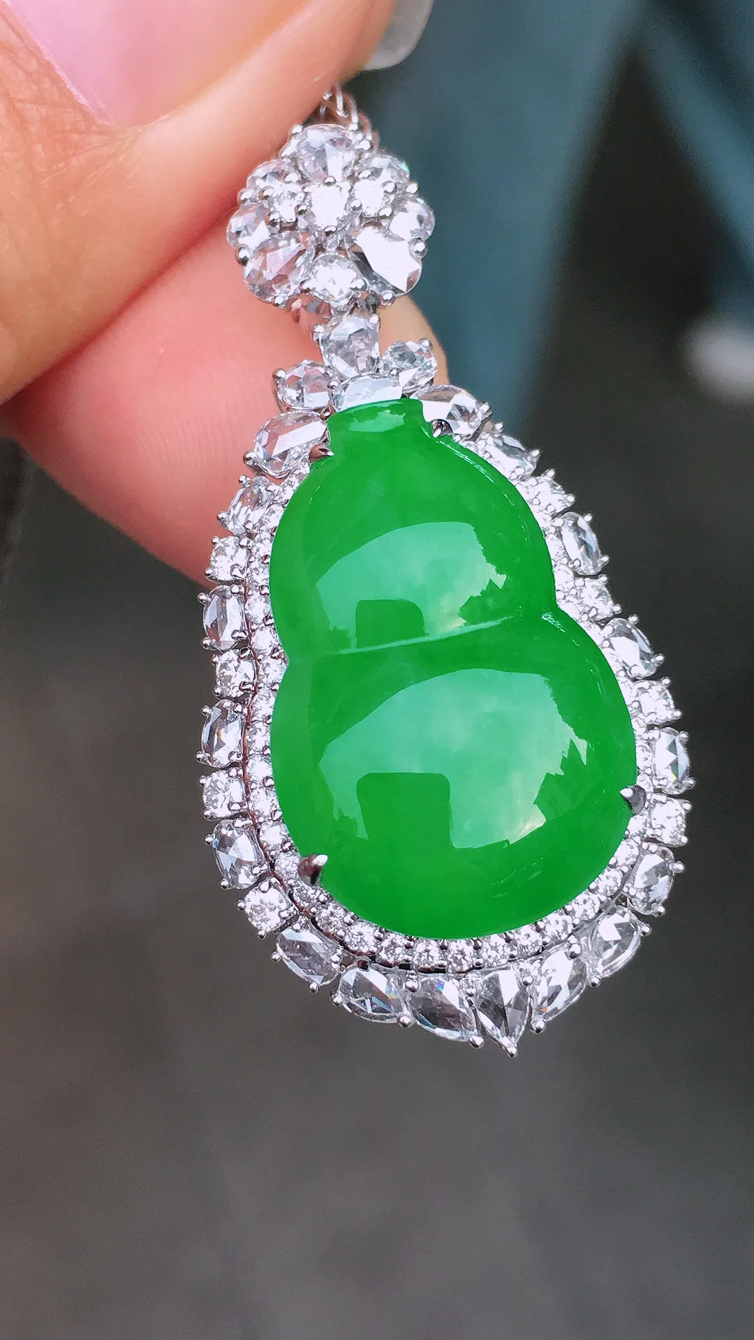 阳绿葫芦吊坠，色泽均匀艳丽，玉质细腻，荧光感超
强，饱满圆润，尽显优雅气质，18k
金豪华镶嵌