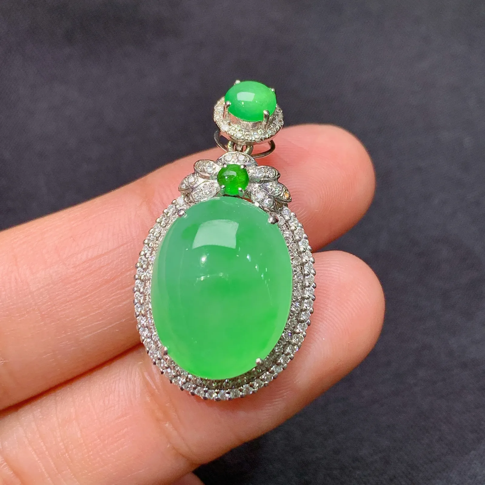 甜绿蛋面吊坠，18k金镶嵌，冰润色阳，玉质细腻，种水足Cj 尺寸29.5*16.7*9.8