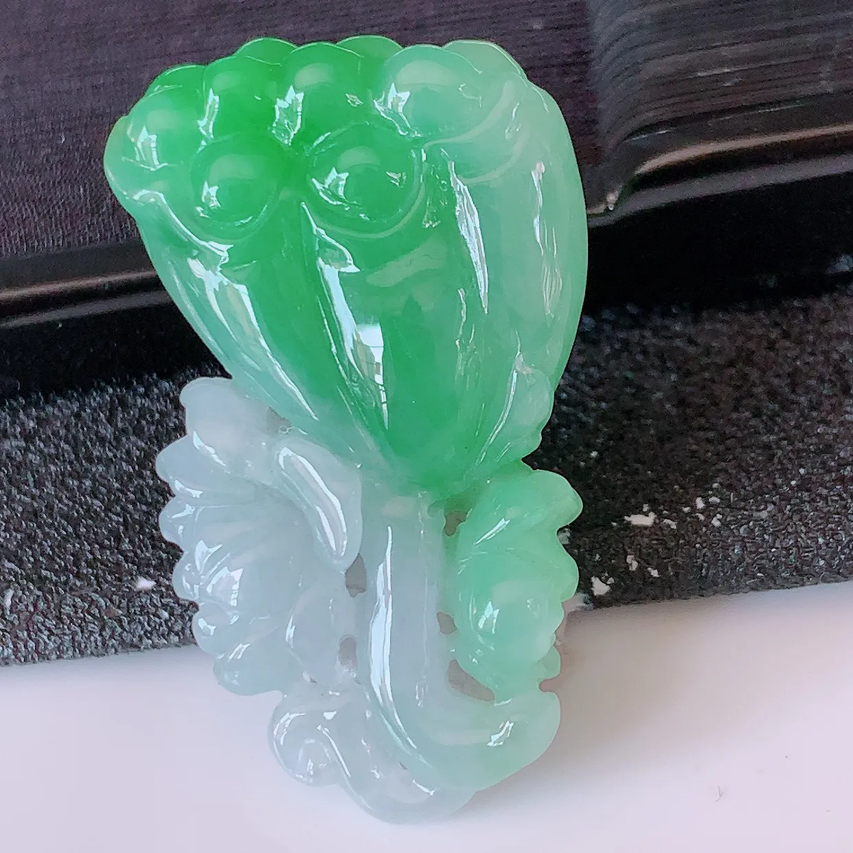 自然光实拍，冰润飘绿翡翠招财莲蓬吊坠，水润精细，寓意路路都通，有着促进事业有运！#02.7