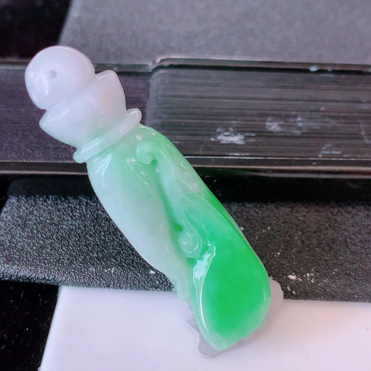 自然光实拍，冰润飘绿翡翠掌上明珠吊坠，种老水足，雕工精湛 ，寓意美好，佩戴时尚出众！#46.7