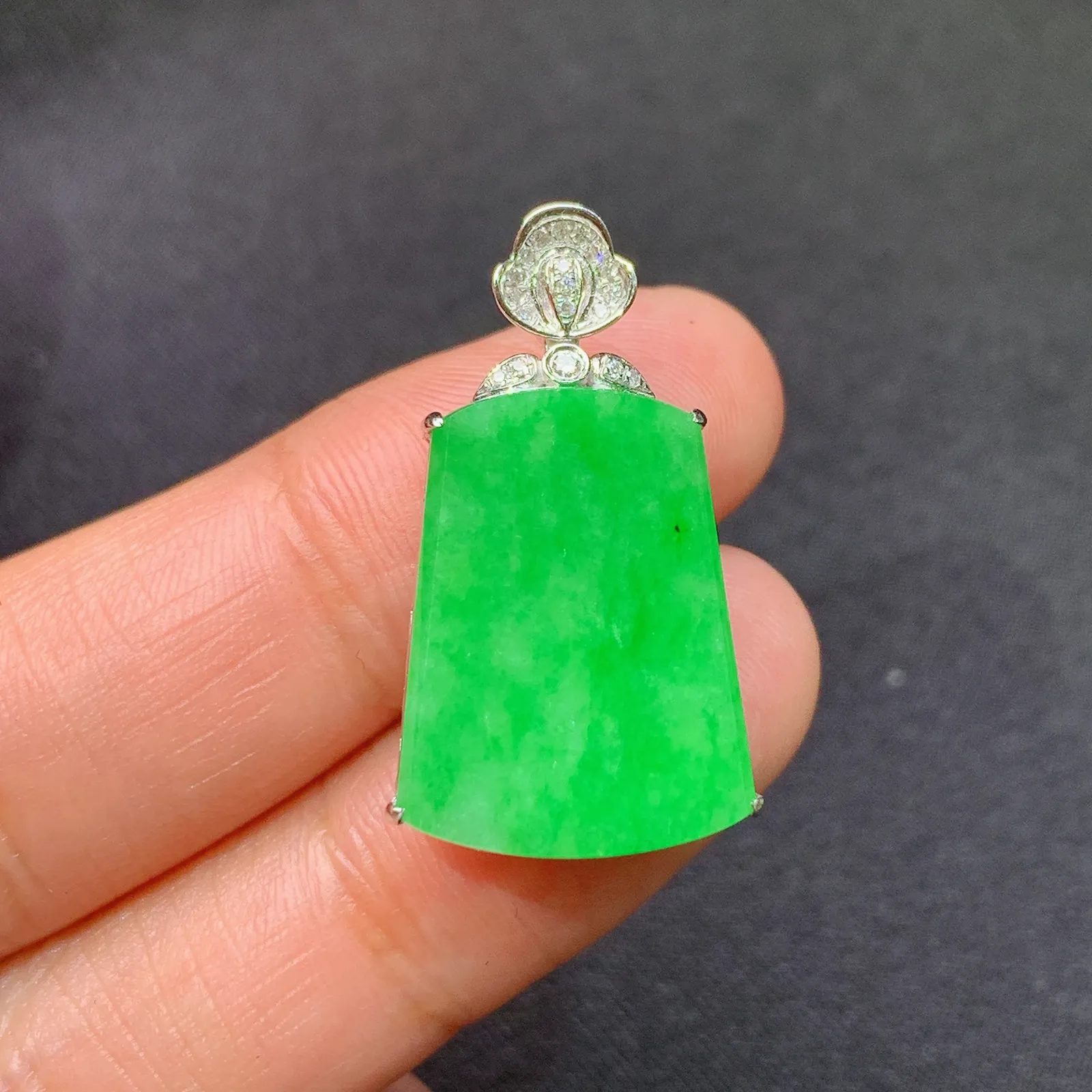 阳绿无事牌吊坠，18k金镶嵌，冰润色阳，种老水足 Fj尺寸27.9*16*6