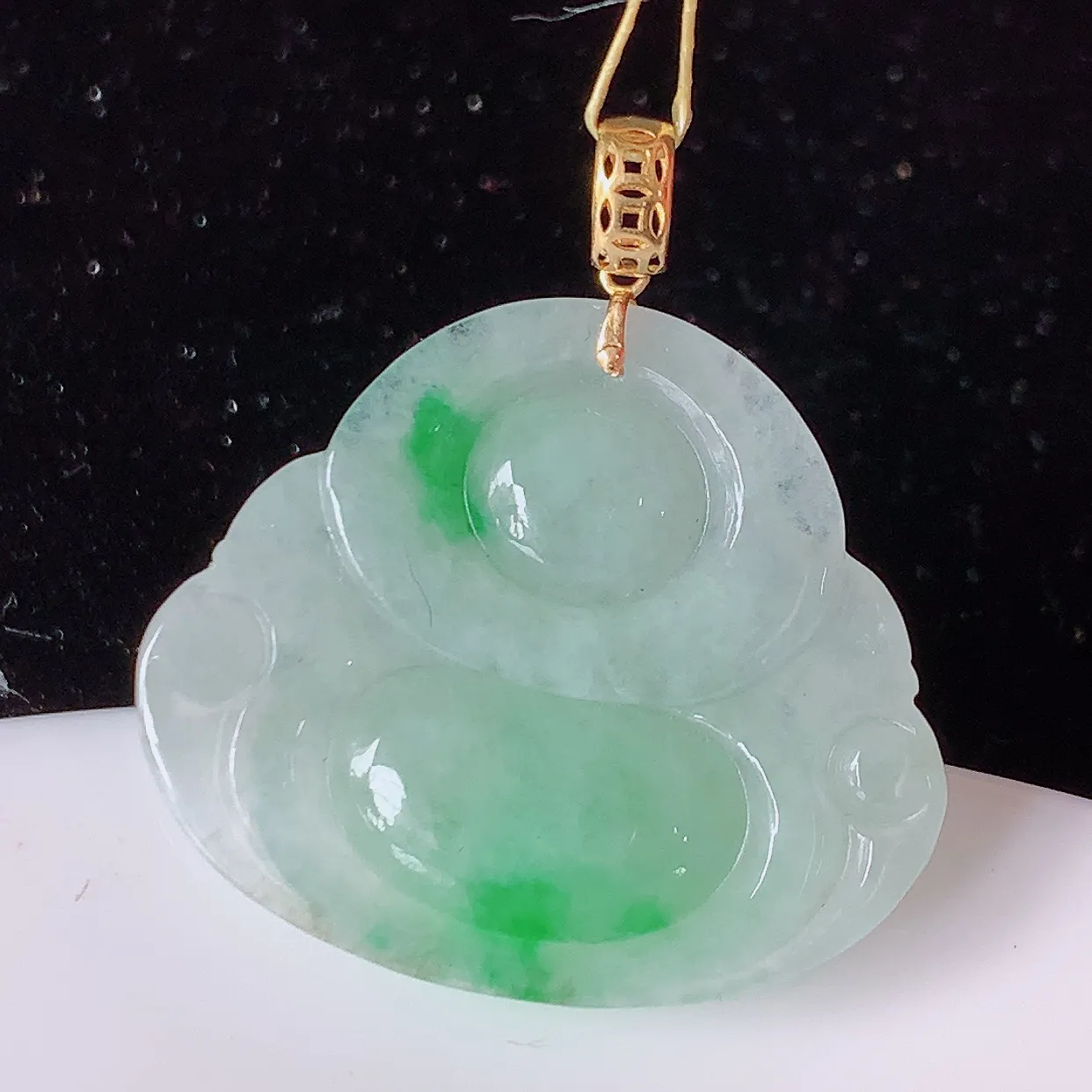 18K金镶嵌冰润飘绿翡翠佛公吊坠，种老水足，雕工精湛 ，寓意美好，佩戴时尚出众！#35.11