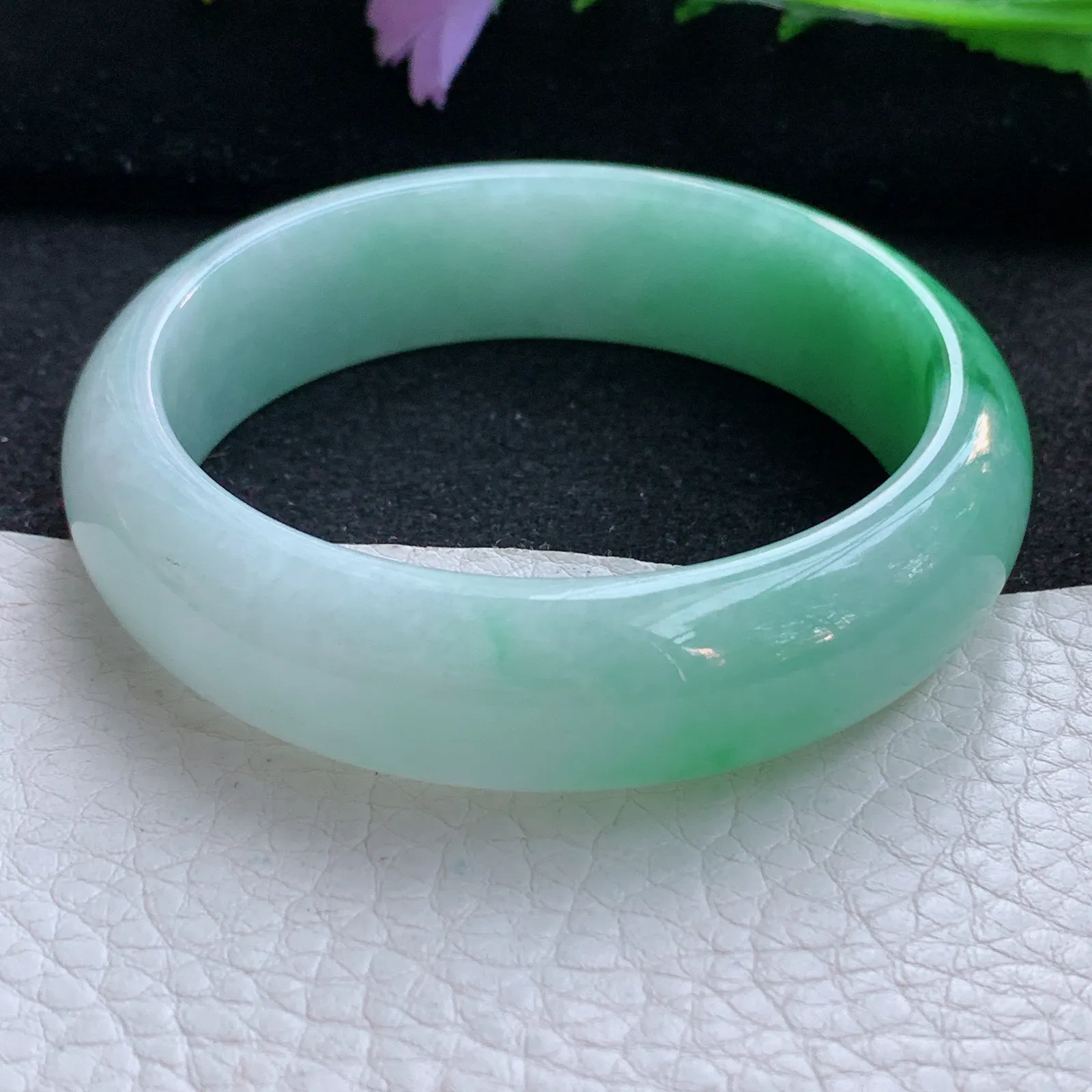 js自然光55.5*15.6*7.8轮胎镯 翡翠a货玉手镯辣绿宽边珠宝玉手环