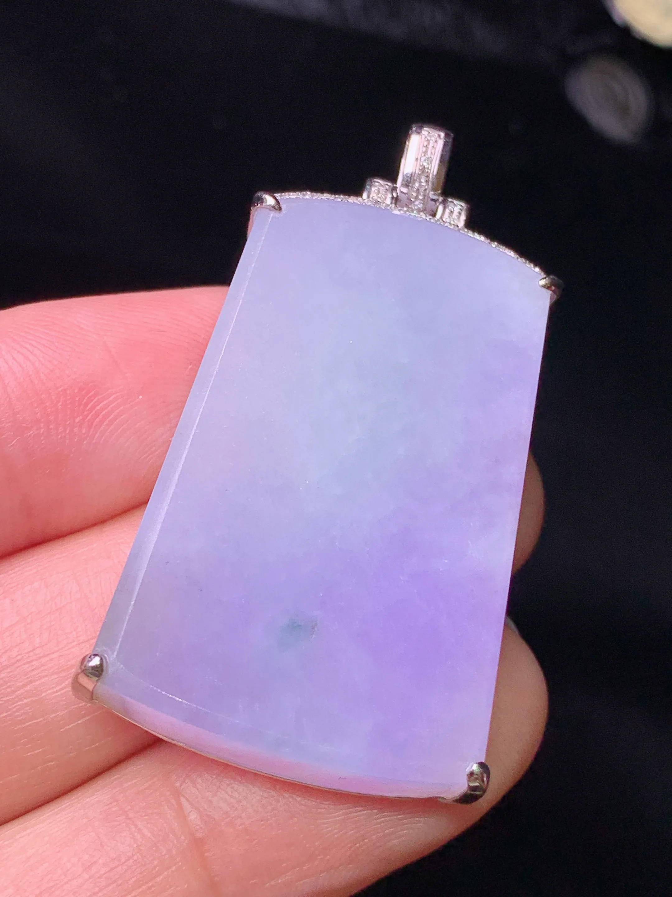 18k金钻镶嵌紫罗兰无事牌吊坠 玉质细腻 水润亮眼 色泽艳丽 整体尺寸42.8*22*7.5