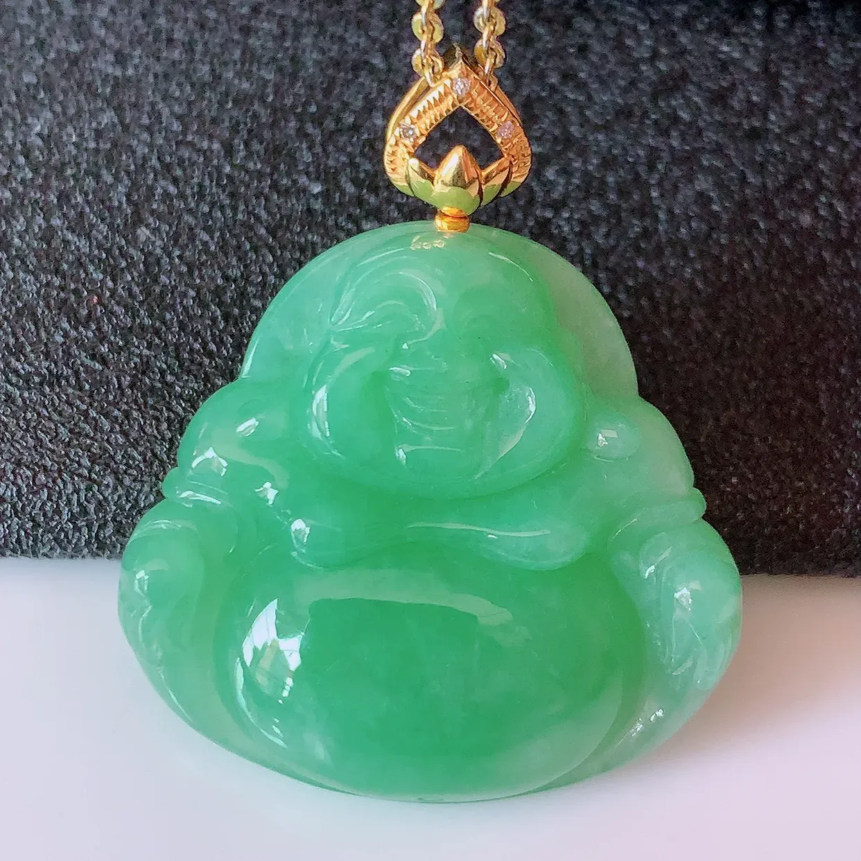 自然光实拍，18K金镶嵌满绿翡翠佛公吊坠，饱满， 佛公亦保平安，寓意有福（佛公）相伴，品相佳，配戴优雅迷人！#83.7整体31.5裸石26-24.5-5.6