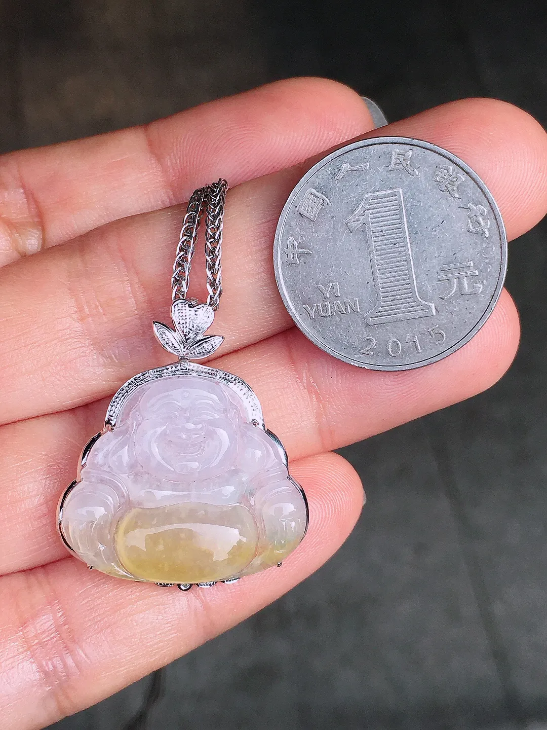 飘黄翡佛公吊坠，色泽艳丽，玉质细腻，荧光感超
强，饱满圆润，尽显优雅气质，18k
金豪华镶嵌