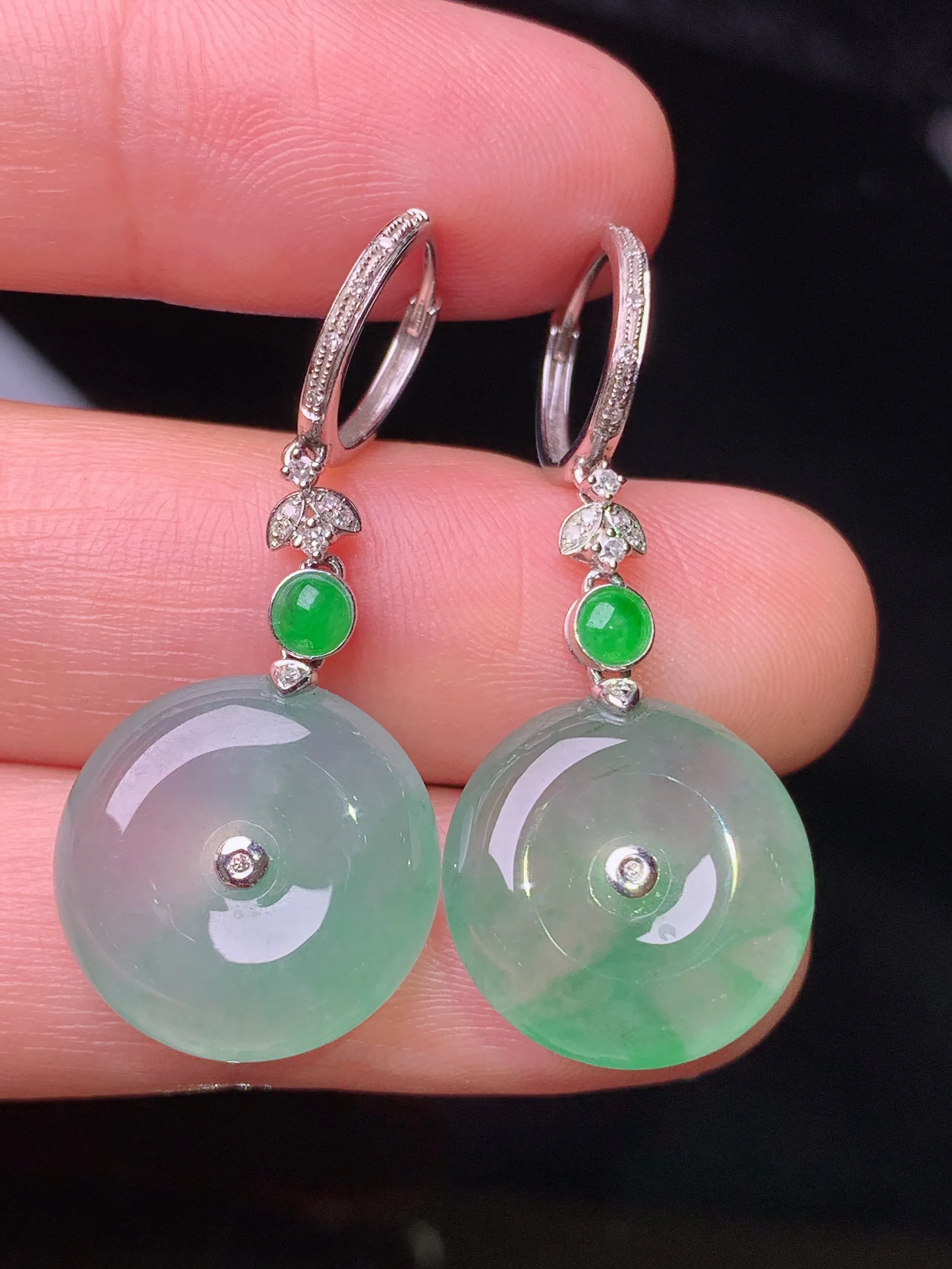 18k金钻镶嵌冰种平安扣耳坠 玉质细腻 水润亮眼 色泽艳丽 整体尺寸34.5*15*5.5