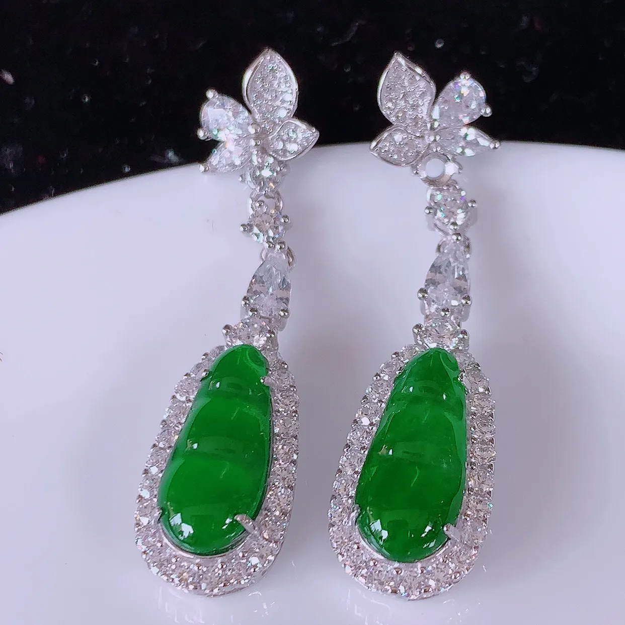 冰透满绿翡翠925银镶嵌福豆耳坠，自然光实拍，翠色灵动，颜色漂亮，种老水足，品相佳，佩戴佳品！#97