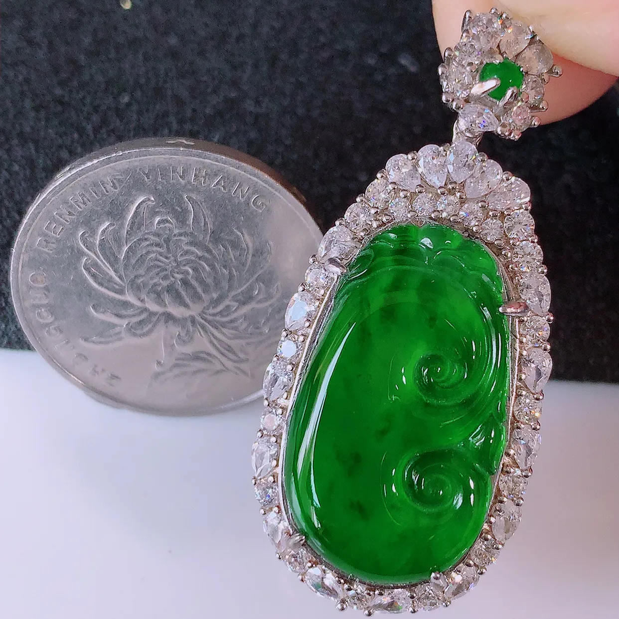 冰透满绿翡翠925银镶嵌如意吊坠，自然光实拍，翠色灵动，颜色漂亮，种老水足，品相佳，佩戴佳品！#97.11整体40.5*19-10裸石24*13.5