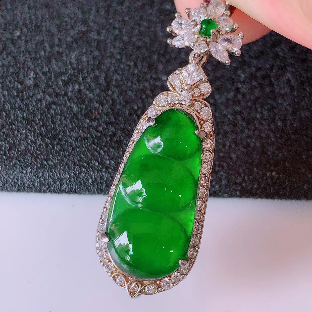 冰透满绿翡翠925银镶嵌福豆吊坠，自然光实拍，翠色灵动，颜色漂亮，种老水足，品相佳，佩戴佳品！#97.11整体36.5*12*7.5裸石19.8*10