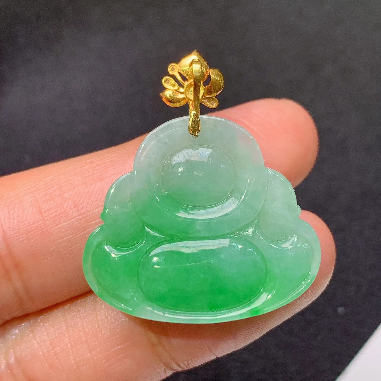 飘绿笑佛吊坠，18k金镶嵌，冰润色阳，品相好，种水足，001 尺寸30.9*26.4*5