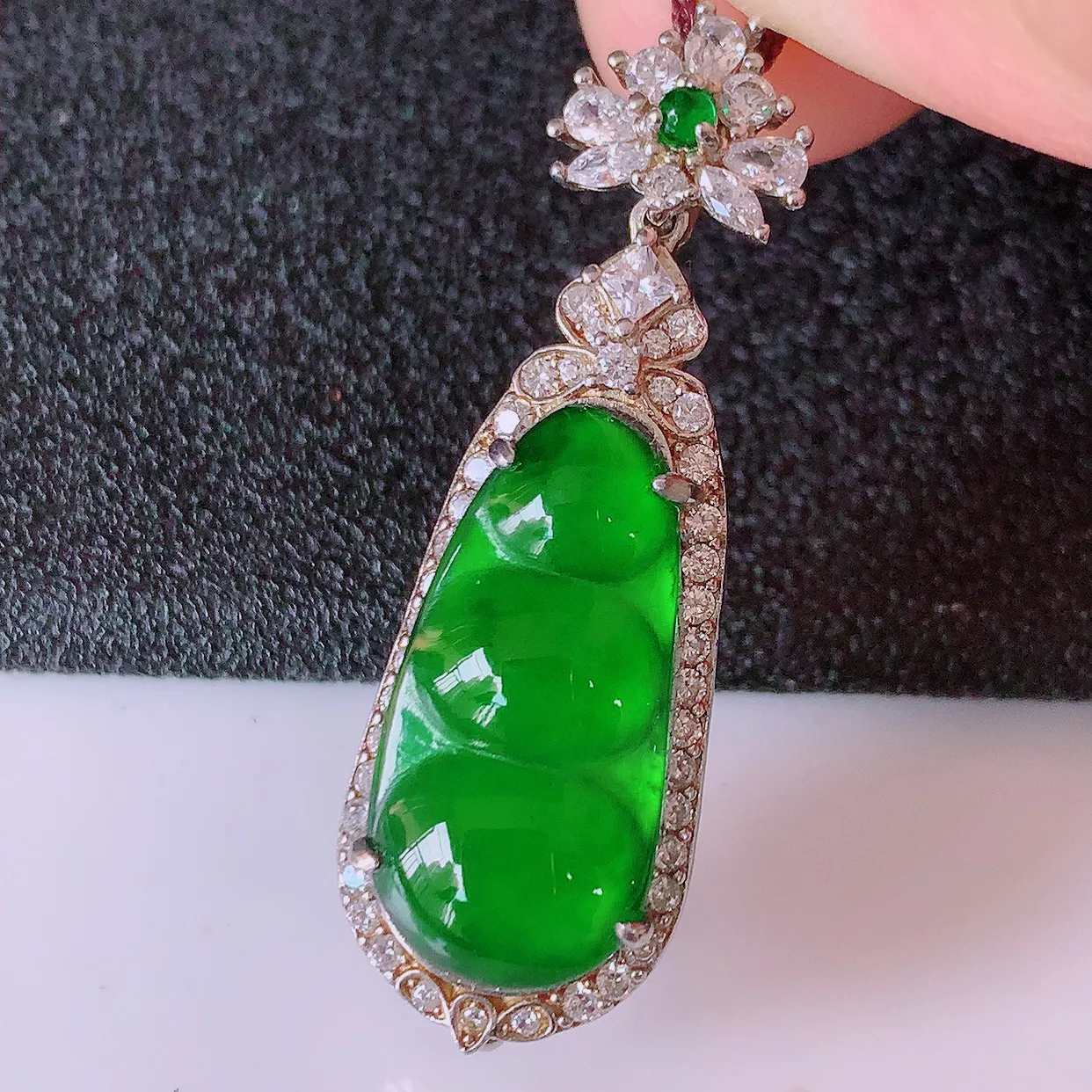 冰透满绿翡翠925银镶嵌福豆吊坠，自然光实拍，翠色灵动，颜色漂亮，种老水足，品相佳，佩戴佳品！#97