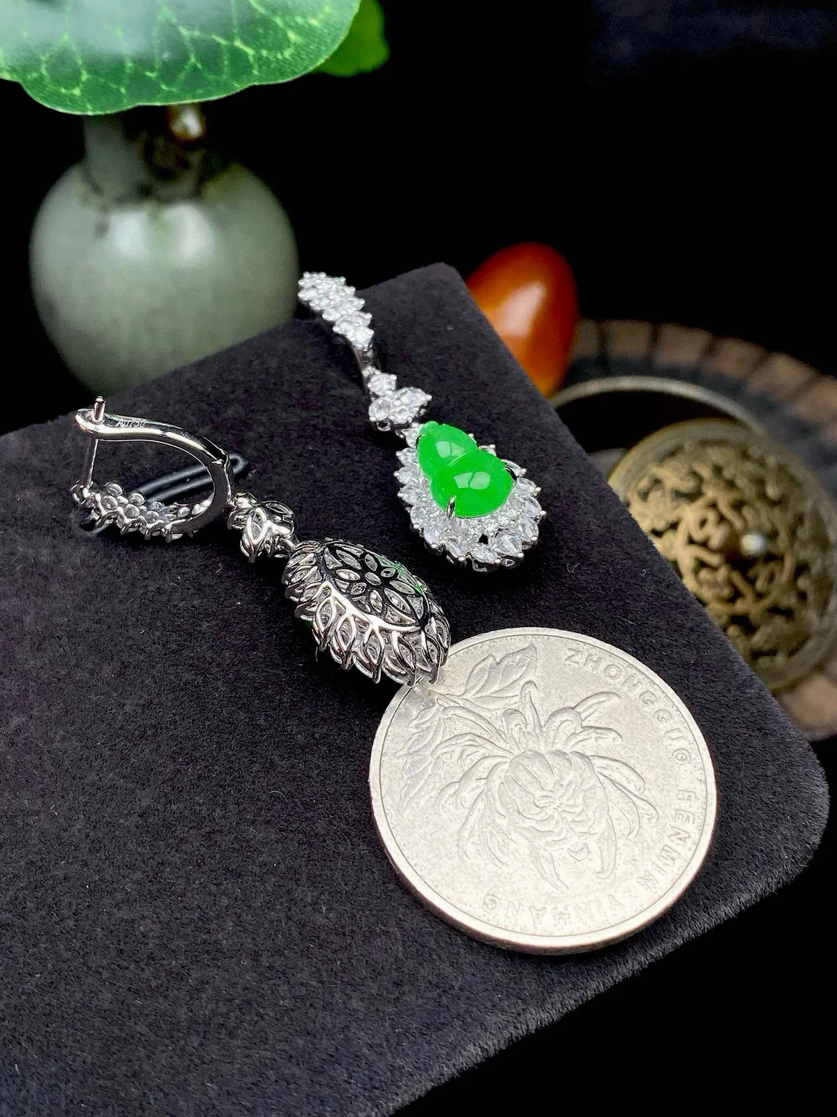 【冰种满绿葫芦耳坠】质地细润，色泽很满，18K金钻镶嵌，裸石尺寸9.3*6.3*2.7毫米