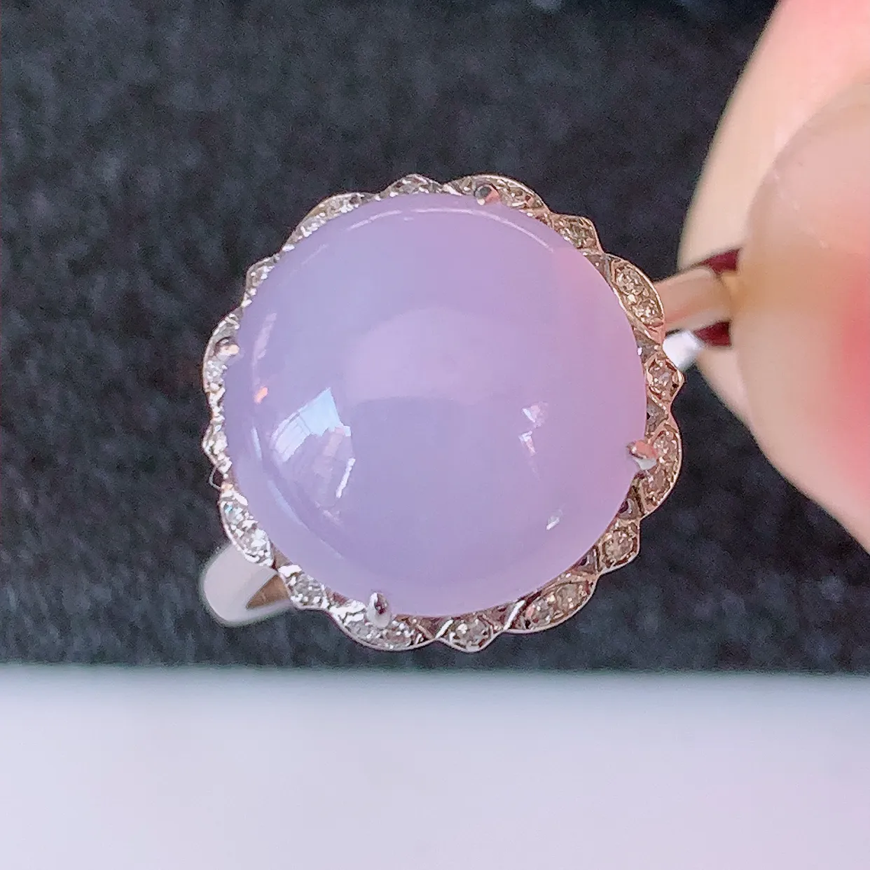 自然光实拍 18K金精工镶嵌冰紫罗兰翡翠戒指，玉质细腻，翡翠色泽均匀，艳丽饱满，款式高贵大气，13圈口，上手亮眼，#83.7戒指整体26*17*9.2裸石11-11内径17mm