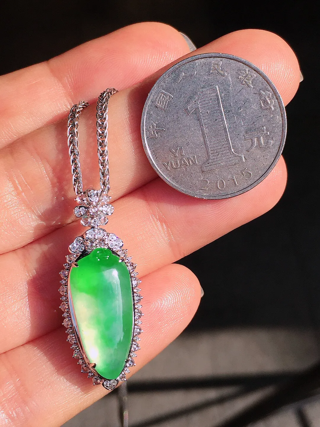 阳绿福瓜吊坠，色泽均匀艳丽，玉质细腻，荧光感超
强，饱满圆润，尽显优雅气质，18k
金豪华镶嵌