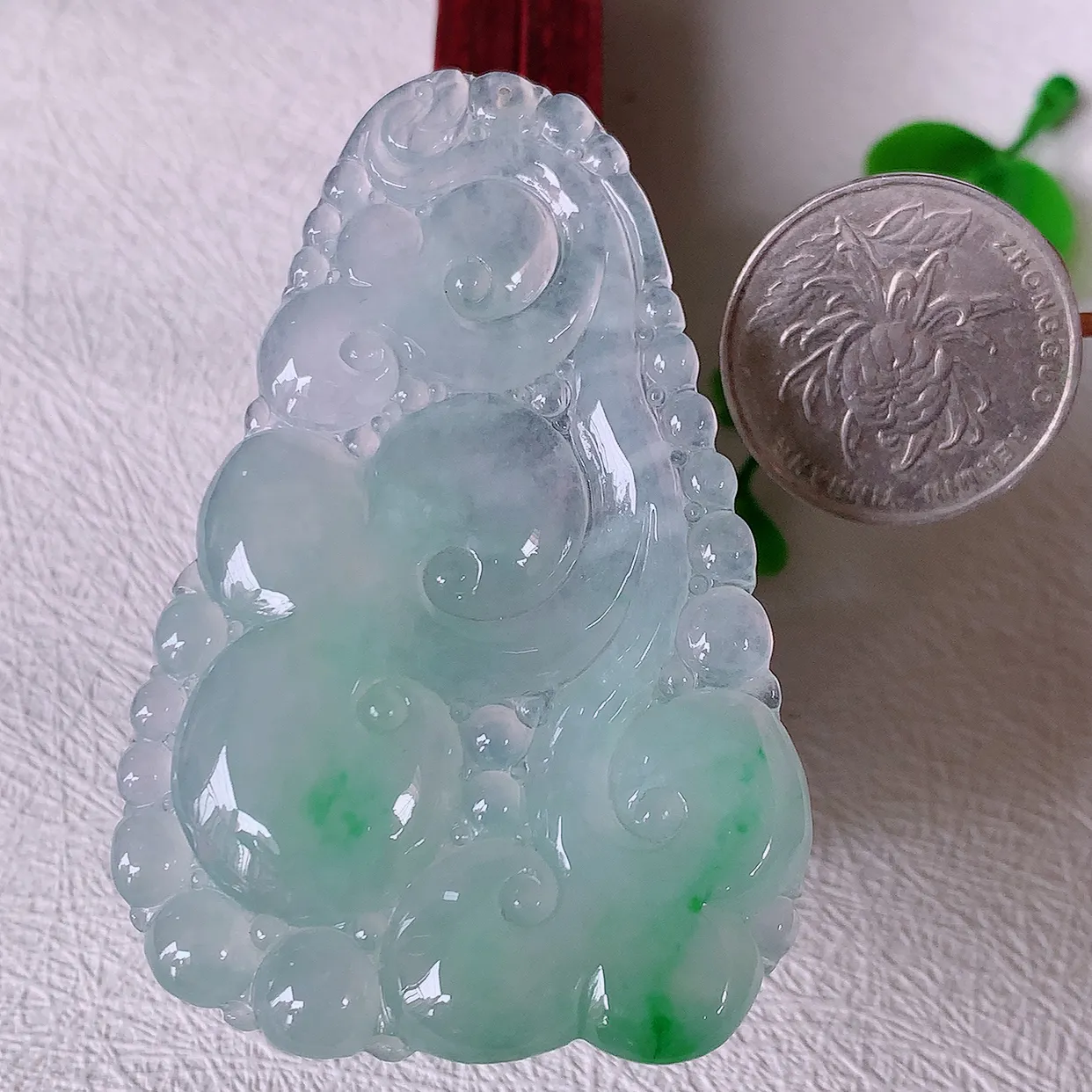 自然光实拍，大件冰种飘绿翡翠如意吊坠，冰透，翠色灵动，饱满，万事如意，如意一生，配戴精美！#46.11