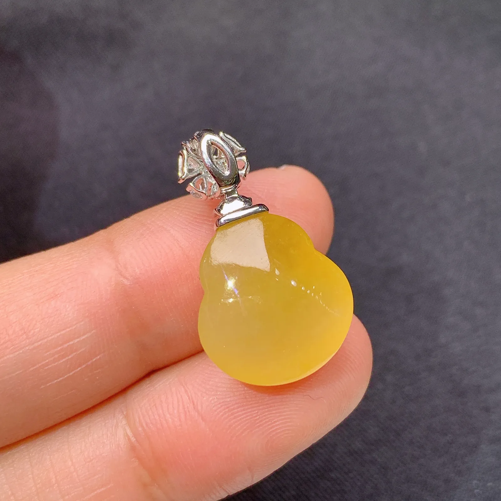 冰黄翡葫芦吊坠，18k金镶嵌，色泽鲜艳，水色超佳 尺寸24.2*14*7.6