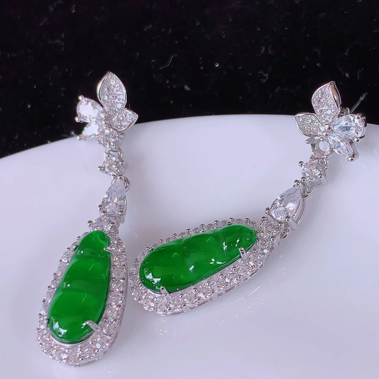 冰透满绿翡翠925银镶嵌福豆耳坠，自然光实拍，翠色灵动，颜色漂亮，种老水足，品相佳，佩戴佳品！#97.11整体38.5*10-5.6裸石15-6.5